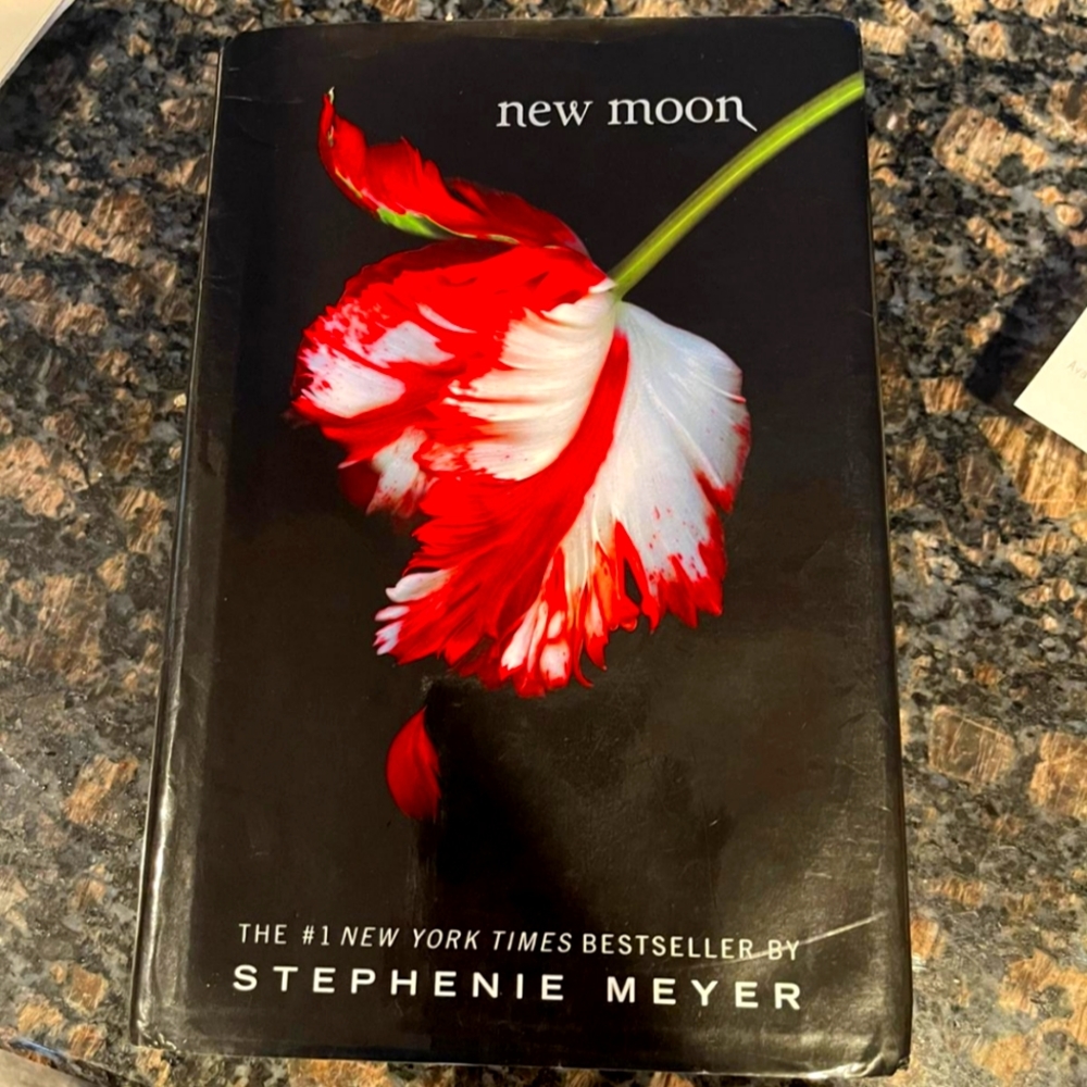 New Moon (Twilight) Book - used